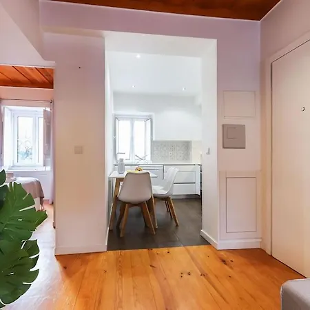 Portucale ! Campo Ourique Design W/ Balcony Apartment *