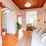 Portucale ! Campo Ourique Design W/ Balcony アパート リスボン