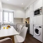 Portucale ! Campo Ourique Design W/ Balcony アパート リスボン