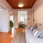 アパート Portucale ! Campo Ourique Design W/ Balcony *