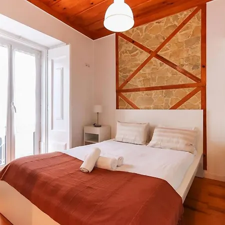 아파트 Portucale ! Campo Ourique Design W/ Balcony *