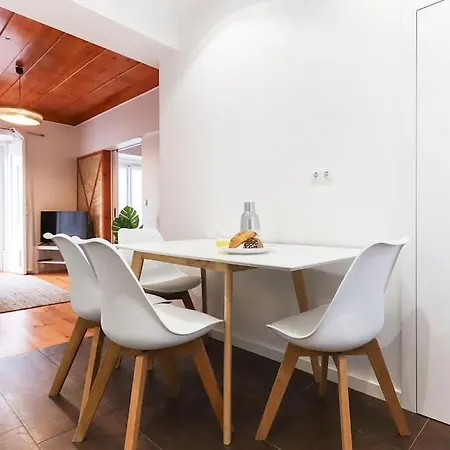 아파트 Portucale ! Campo Ourique Design W/ Balcony 리스본